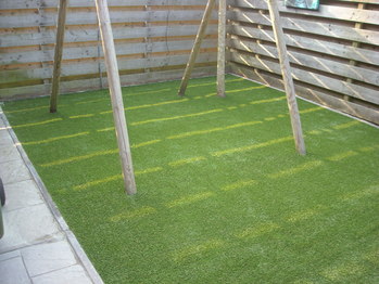 Podmore schommel kunstgras