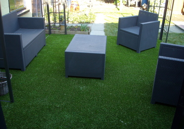 Kunstgras op gladde vlonder