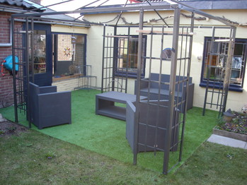 Kunstgras op gladde vlonder
